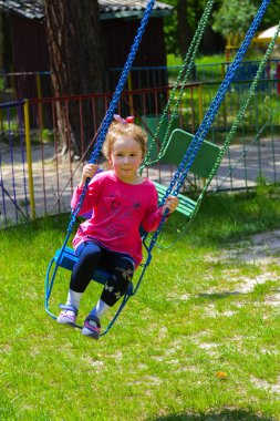 Atlıkarınca çocuk oyun üstünde çocuk binmek