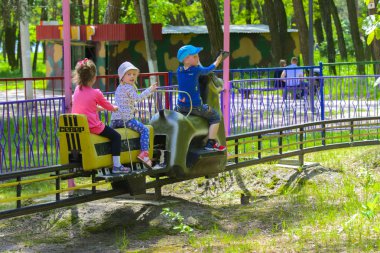 Atlıkarınca çocuk oyun üstünde çocuk binmek