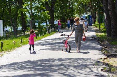 Dabushka ve torunu şehir parkta Bisiklete binmek.
