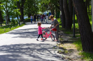 Dabushka ve torunu şehir parkta Bisiklete binmek.