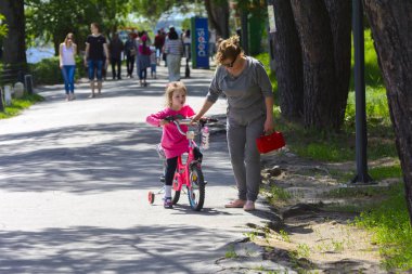 Dabushka ve torunu şehir parkta Bisiklete binmek.