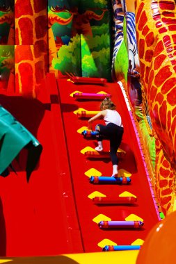 Şişme çocuk oyun üzerinde çocuk oyun 