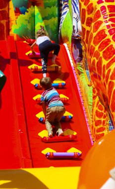 Şişme çocuk oyun üzerinde çocuk oyun 