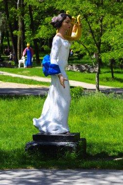 Şehir Parkı heykel ayakta beyaz. 28 Mayıs 2017.