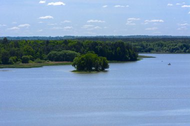 Kent parkta bir yükseklikten Teterev Nehri'nin görünümü. 