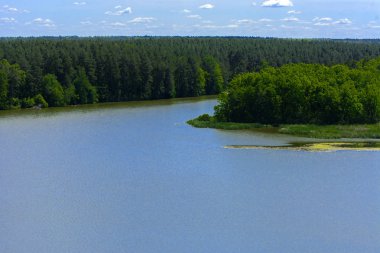 Şehir Parkı içinde bir yükseklikten Teterev nehir manzarası. 28 Mayıs