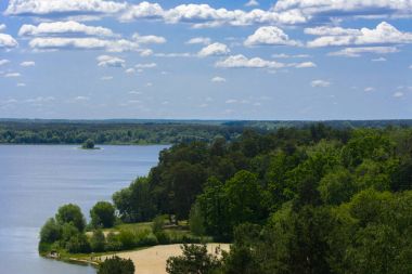 Kent parkta bir yükseklikten Teterev Nehri'nin görünümü. 