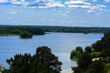 Kent parkta bir yükseklikten Teterev Nehri'nin görünümü. 