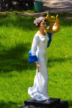 Şehir Parkı heykel ayakta beyaz. 28 Mayıs 2017.