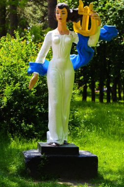 Şehir Parkı heykel ayakta beyaz. 28 Mayıs 2017.