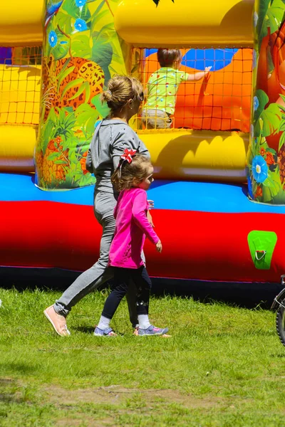 As crianças brincam no parque infantil inflável — Fotografia de Stock