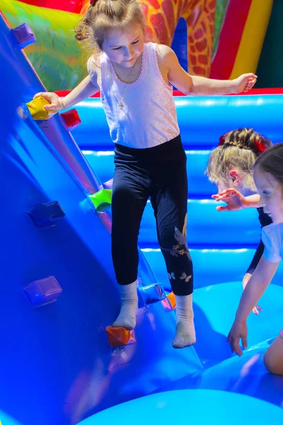 Şişme çocuk oyun üzerinde çocuk oyun 