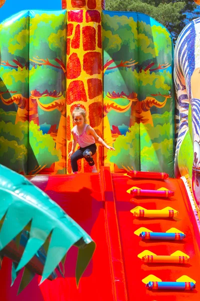 Şişme çocuk oyun üzerinde çocuk oyun 