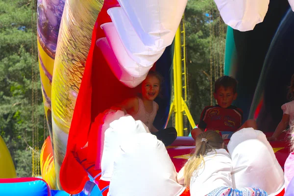 Şişme çocuk oyun üzerinde çocuk oyun 