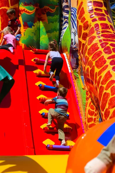 Şişme çocuk oyun üzerinde çocuk oyun 