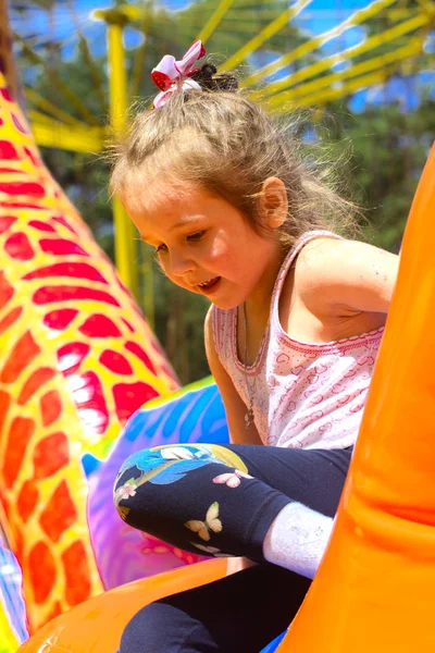 As crianças brincam no parque infantil inflável — Fotografia de Stock