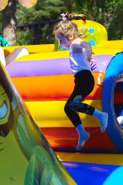 As crianças brincam no parque infantil inflável — Fotografia de Stock
