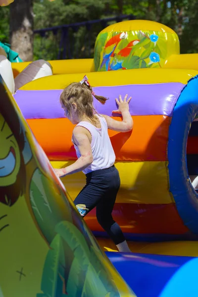 As crianças brincam no parque infantil inflável — Fotografia de Stock