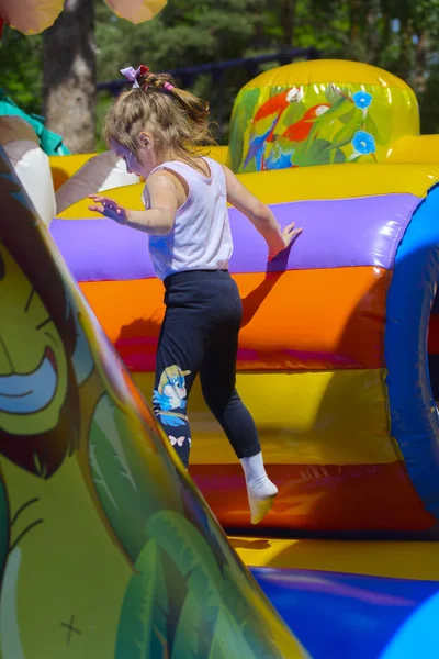 As crianças brincam no parque infantil inflável — Fotografia de Stock