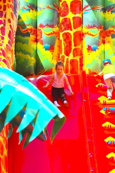 Şişme çocuk oyun üzerinde çocuk oyun 