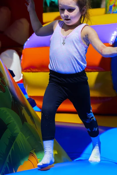 Şişme çocuk oyun üzerinde çocuk oyun 