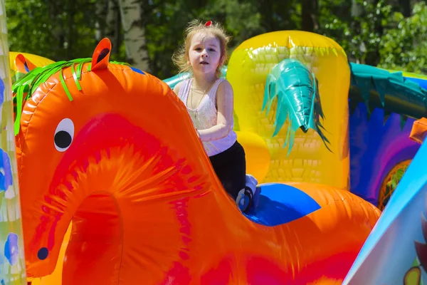 Şişme çocuk oyun üzerinde çocuk oyun 