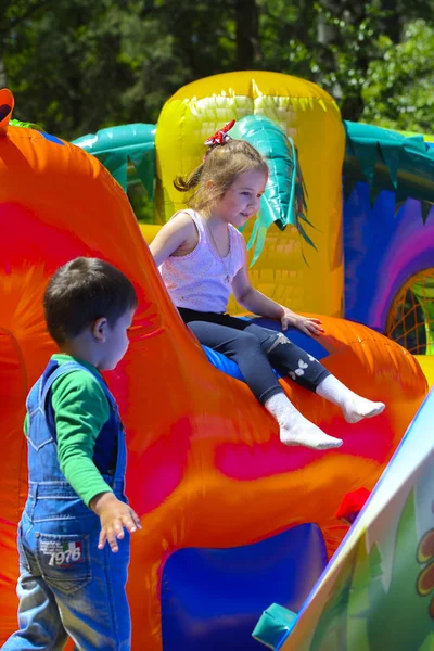 As crianças brincam no parque infantil inflável — Fotografia de Stock