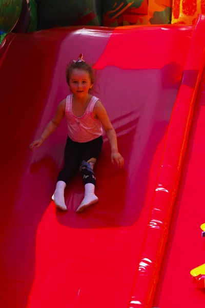 As crianças brincam no parque infantil inflável — Fotografia de Stock