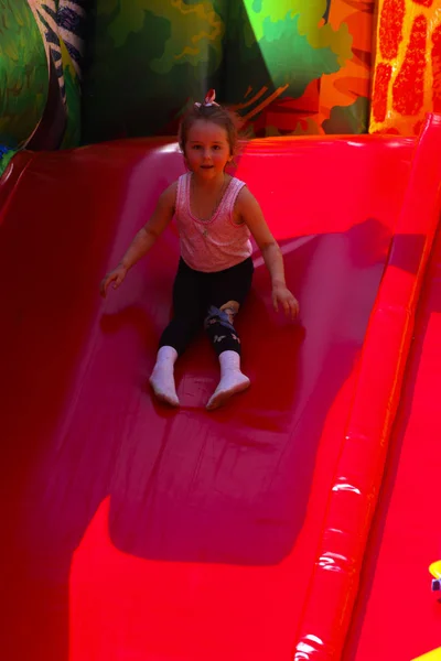 As crianças brincam no parque infantil inflável — Fotografia de Stock