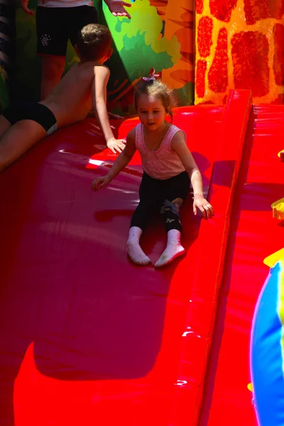 Şişme çocuk oyun üzerinde çocuk oyun 