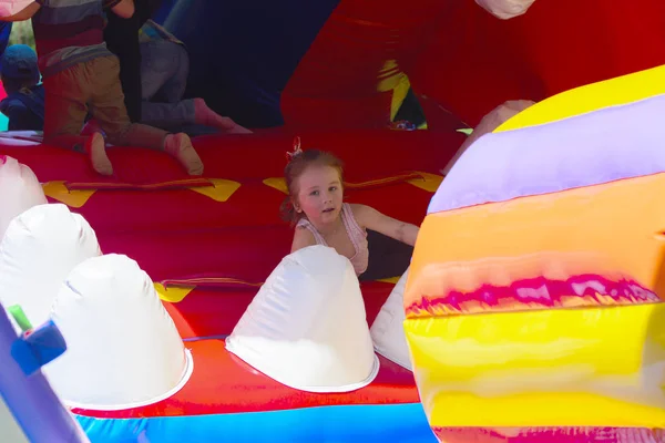 Los niños juegan en el parque infantil inflable — Foto de Stock
