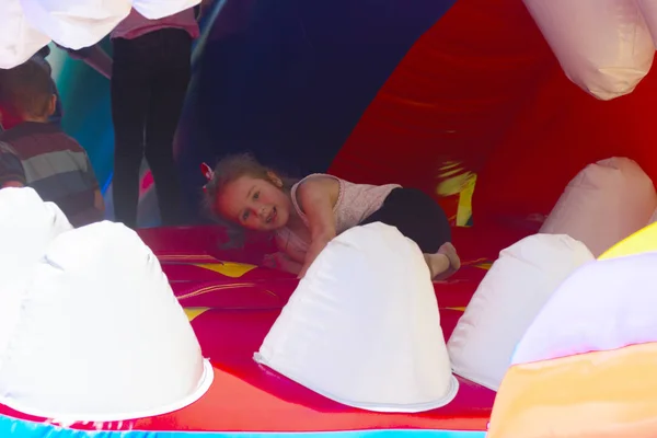 As crianças brincam no parque infantil inflável — Fotografia de Stock