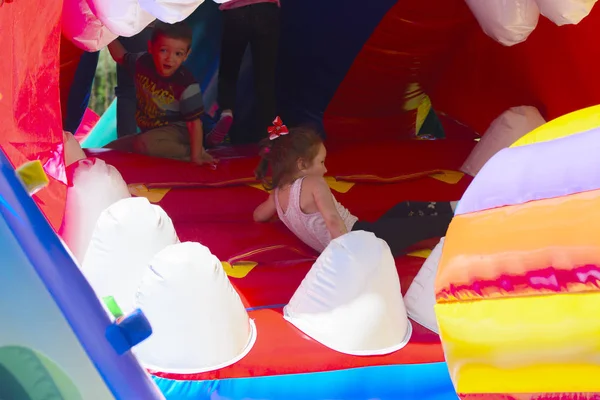 Şişme çocuk oyun üzerinde çocuk oyun 