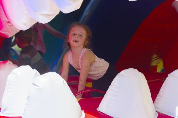 As crianças brincam no parque infantil inflável — Fotografia de Stock