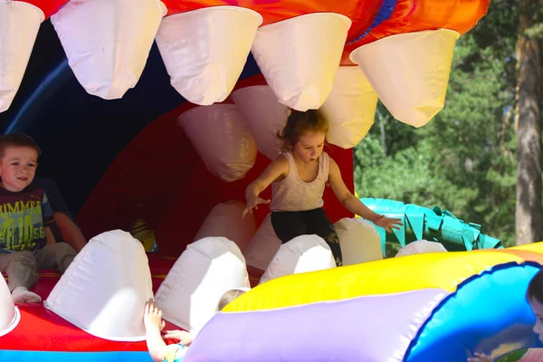 Şişme çocuk oyun üzerinde çocuk oyun 