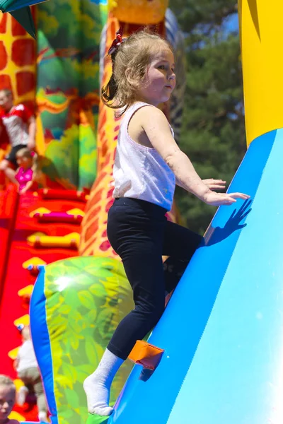 Şişme çocuk oyun üzerinde çocuk oyun 