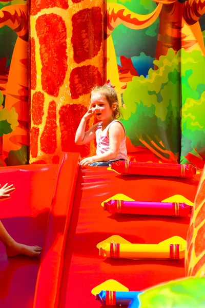 Şişme çocuk oyun üzerinde çocuk oyun 