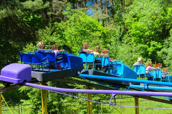 Atlıkarınca çocuk oyun üstünde çocuk binmek 