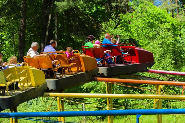 Atlıkarınca çocuk oyun üstünde çocuk binmek 