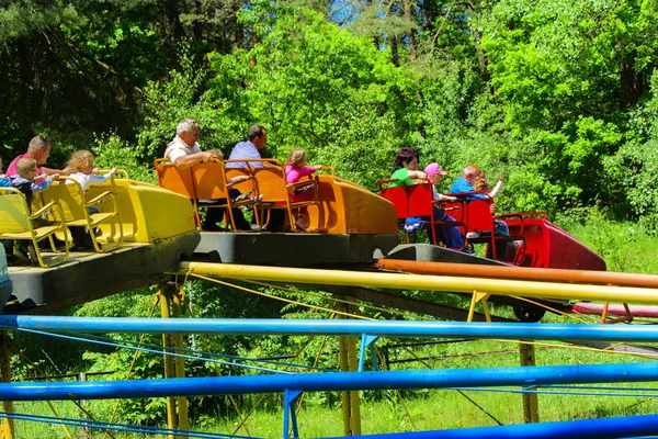 Atlıkarınca çocuk oyun üstünde çocuk binmek 