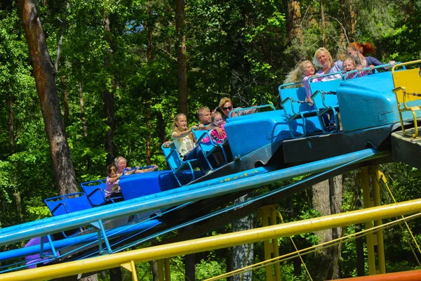 Atlıkarınca çocuk oyun üstünde çocuk binmek 