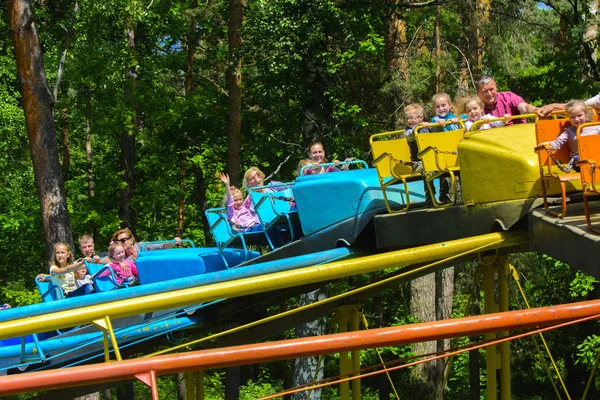 Atlıkarınca çocuk oyun üstünde çocuk binmek 