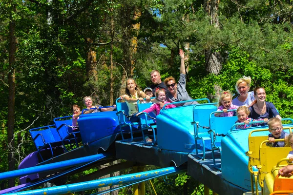 Atlıkarınca çocuk oyun üstünde çocuk binmek 
