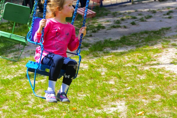 Atlıkarınca çocuk oyun üstünde çocuk binmek