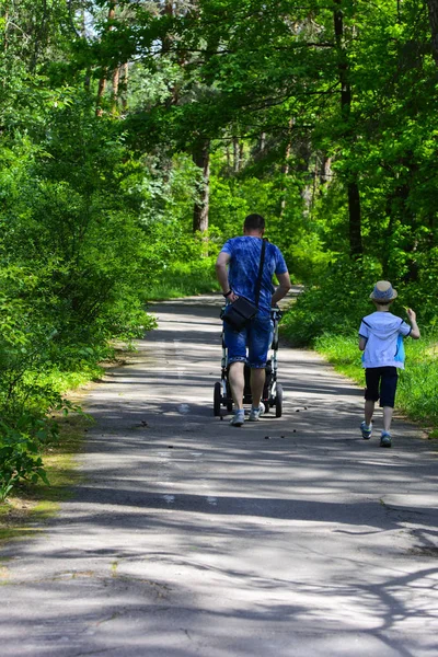 Dede ve torunu şehir parkta Bisiklete binmek. 28 Mayıs