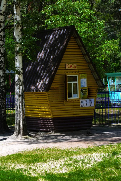 Kartenbüro im Stadtpark im Sommer. — Stockfoto