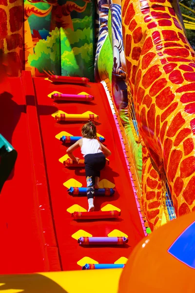 Şişme çocuk oyun üzerinde çocuk oyun 