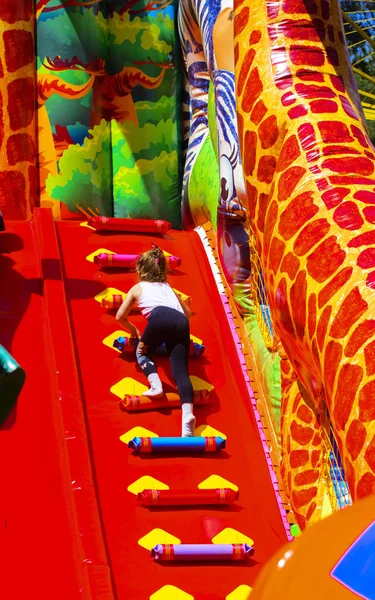 Şişme çocuk oyun üzerinde çocuk oyun 