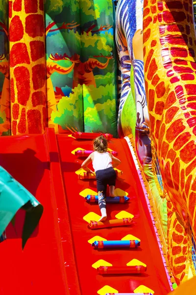 Şişme çocuk oyun üzerinde çocuk oyun 