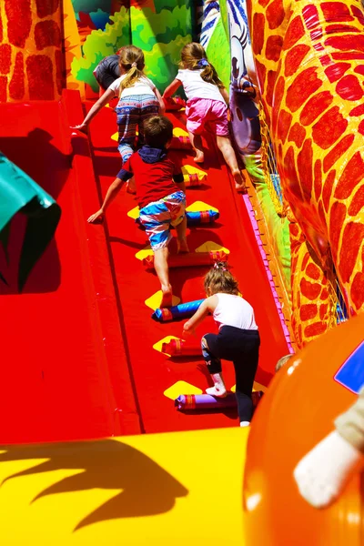 Çocuk CIT şişme çocuk oyun oynamak